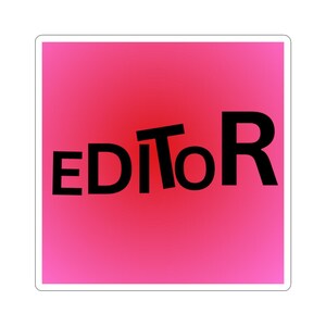 Peut inclure: Autocollant carré avec une bordure blanche. Le mot "EDITOR" est écrit en gras noir sur un fond dégradé rose et rouge.
