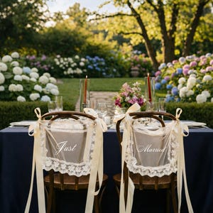 Gepersonaliseerde kanten stoelborden 'Just Married' – doorzichtig stoeldecor met satijnen linten