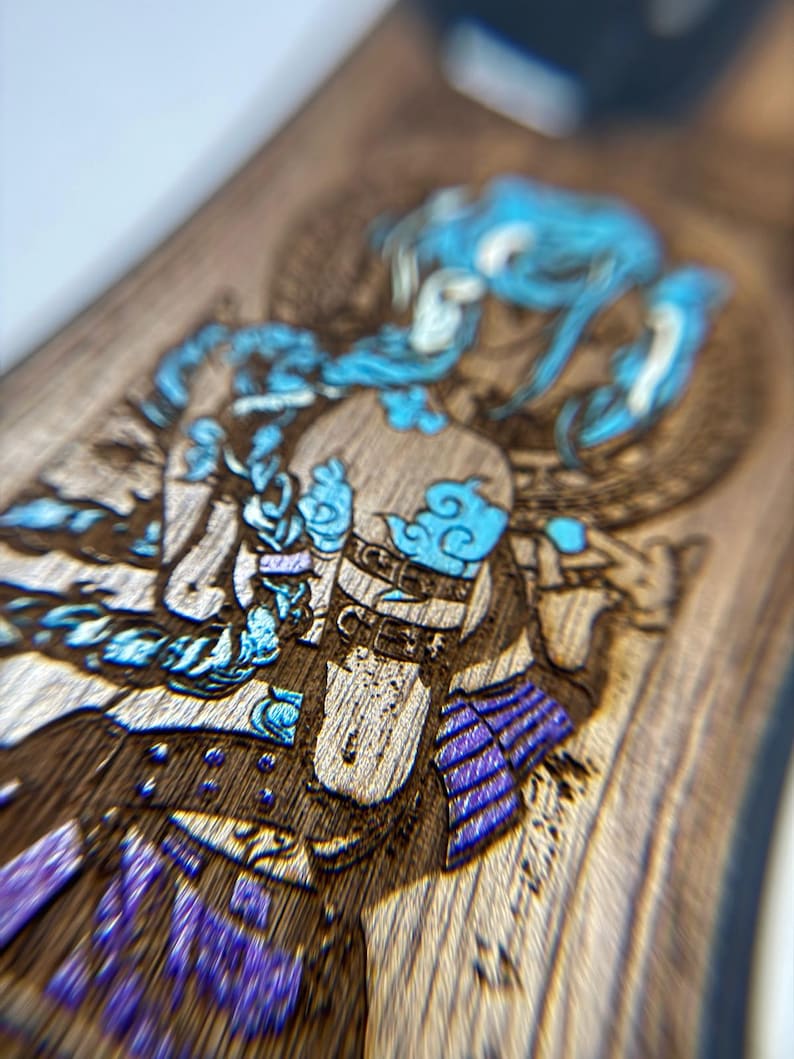 K&ouml;nnte beinhalten: Nahaufnahme einer Holzoberfl&auml;che mit einem detaillierten, lasergravierten Design. Das Kunstwerk zeigt eine Figur mit blauen Haaren und Akzenten, die ein dunkles Outfit mit lila und blauen Details tr&auml;gt. Die Holzmaserung ist sichtbar.