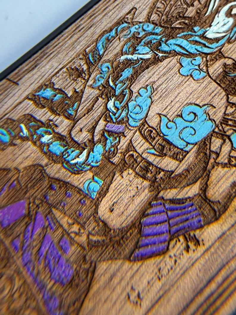 K&ouml;nnte beinhalten: Nahaufnahme einer Holzschnitzerei mit detailliertem Design. Das Kunstwerk zeigt eine Figur mit blauen und violetten Akzenten, vor einem Hintergrund aus nat&uuml;rlicher Holzmaserung. Die Schnitzerei ist schwarz umrahmt.