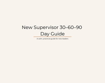 Może przedstawiać: Kremowa grafika z czarnym tekstem "New Supervisor 30-60-90 Day Guide". Poniżej mniejszy tekst: "A calm, practical guide for new leaders."