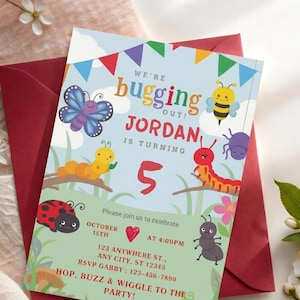 Könnte beinhalten: Eine rechteckige Geburtstagseinladungskarte mit bunten Cartoon-Insekten wie Schmetterling, Biene, Raupe, Marienkäfer und Ameise. Der Text lautet: We're bugging out! Jordan is turning 5. Please join us to celebrate October 15th at 4:00PM.