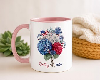 Caneca com Buquê Floral Patriótico Personalizada com Nome e Ano - Presente para o 4 de Julho com a Bandeira Americana