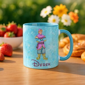 Peut inclure: Mug en c&eacute;ramique bleu clair avec une illustration de personnage de dessin anim&eacute; et le nom "Derek". La tasse a une anse et un int&eacute;rieur bleus. Id&eacute;ale pour le caf&eacute; ou le th&eacute;.