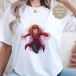 Puede incluir: Una taza de cerámica blanca con un asa negra y el texto "But First, Coffee" en negrita negra. La taza se encuentra sobre un fondo borroso, sugiriendo un ambiente acogedor.