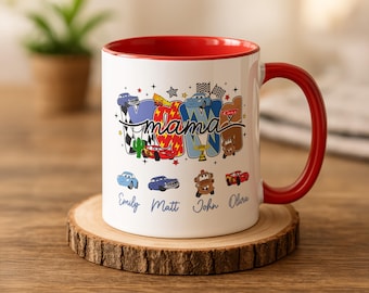 Caneca de café personalizada com os nomes dos filhos e tema Carros da Disney, com o Relâmpago McQueen.