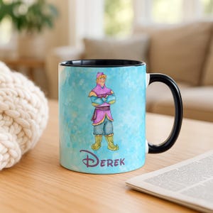 Peut inclure: Une tasse en c&eacute;ramique avec une anse et un int&eacute;rieur noirs. La tasse pr&eacute;sente une illustration &agrave; l'aquarelle d'un personnage de dessin anim&eacute; v&ecirc;tu d'une tenue violette et bleue. Le nom "Derek" est &eacute;crit en police stylis&eacute;e en bas.