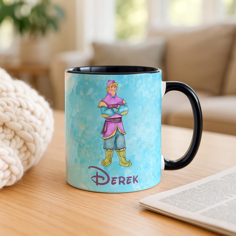 Peut inclure: Une tasse en c&eacute;ramique avec une anse et un int&eacute;rieur noirs. La tasse pr&eacute;sente une illustration &agrave; l'aquarelle d'un personnage de dessin anim&eacute; v&ecirc;tu d'une tenue violette et bleue. Le nom "Derek" est &eacute;crit en police stylis&eacute;e en bas.
