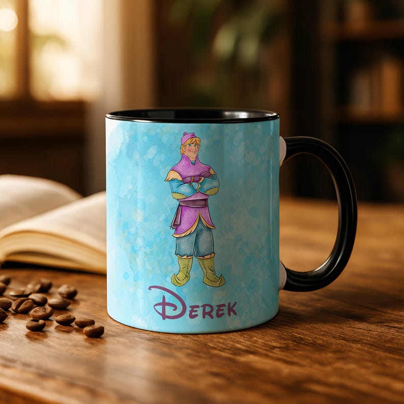 Peut inclure: Mug en c&eacute;ramique avec une anse et un int&eacute;rieur noirs. La tasse pr&eacute;sente une illustration de personnage sur un fond bleu clair avec le nom "Derek" en police Disney. Le personnage porte une tenue violette et bleue.