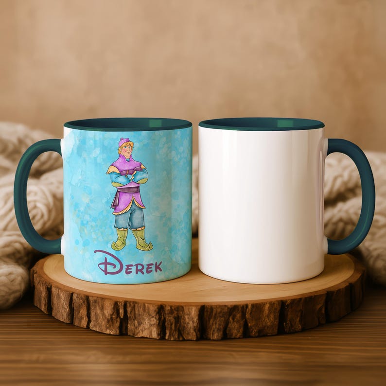 Peut inclure: Deux mugs en c&eacute;ramique blanche avec des poign&eacute;es et un int&eacute;rieur turquoise. L'un des mugs pr&eacute;sente une illustration de dessin anim&eacute; d'un personnage en tenue violette et bleue avec le nom "Derek" en dessous. L'autre mug est blanc uni.