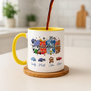 以下が含まれることがあります： 鮮やかな黄色のハンドルと内側の縁を持つ白いセラミック製のマグカップ。マグカップには、映画「カーズ」のキャラクター、チェッカーフラッグ、星で装飾された、スタイリッシュな文字で「mama」と書かれたカラフルなグラフィックが描かれています。その下には4つの名前が印刷されています。