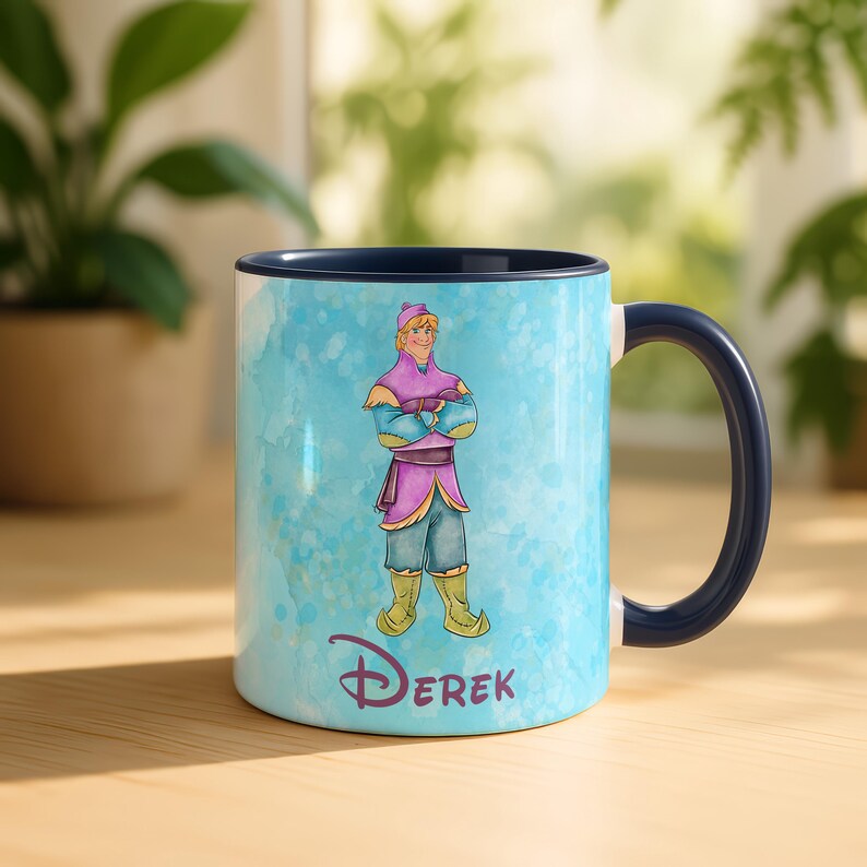 Peut inclure: Une tasse en c&eacute;ramique avec un int&eacute;rieur et une anse bleus. L'ext&eacute;rieur pr&eacute;sente une illustration de style aquarelle d'un personnage v&ecirc;tu d'une tenue violette et bleue. Le nom "Derek" est imprim&eacute; en bas dans une police stylis&eacute;e.