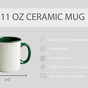 Peut inclure: Mug en c&eacute;ramique blanche avec une anse et un bord verts. Le mug mesure 9,5 cm de haut et 8 cm de large. Le texte "11 OZ CERAMIC MUG" est affich&eacute; au-dessus du mug. Le mug est sans plomb et sans BPA, lavable au lave-vaisselle et a une qualit&eacute; d'impression nette et vibrante.