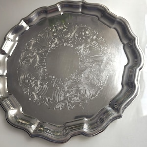 Puede incluir: Un letrero de madera rústica con el texto "Welcome to our home" en letras blancas. El letrero presenta un acabado envejecido y un diseño simple y acogedor, ideal para la decoración de la entrada.