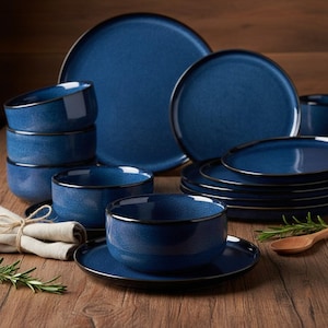 Puede incluir: Juego de tres tazas de cerámica con acabado mate moteado. Las tazas son en tonos crema, gris claro y gris oscuro. Diseño minimalista, ideal para café o té.