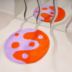 Tappeto trapuntato color lavanda e arancio. Design moderno a pois yin yang, tappeto d'arte moderna, regalo luminoso, colorato e unico