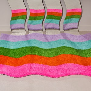 Tappeto trapuntato fatto a mano con un design arcobaleno a strisce ondulate. Anni &#39;70 retrò, arte astratta, tappeto smerlato, tappeto colorato.