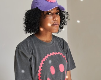 Camiseta con gráfico Happy Face, camiseta negra desteñida, rosa neón, verde neón