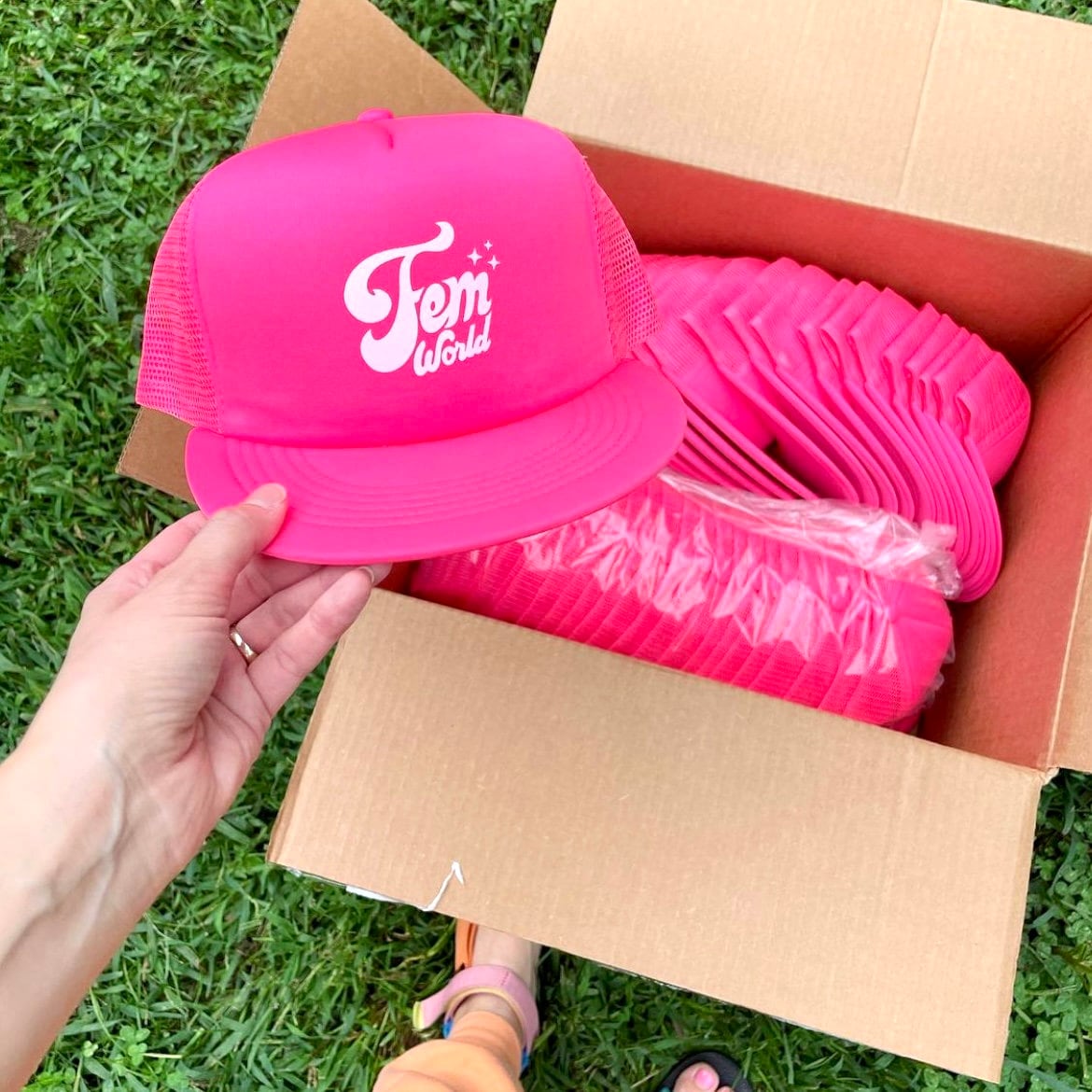 帽子 [0] PING WHITE PINK FLOWER STYLE Y2K 00s Hot Pink Fem World Trucker Hat, Y2K Aesthetic, Feminist
