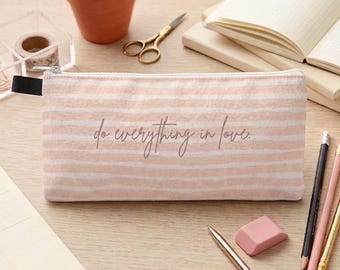 Piórnik „Do Everything in Love” | Różowe paski z wersetem biblijnym i zamkiem błyskawicznym