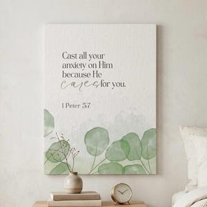 Puede incluir: Impresi&oacute;n en lienzo con el texto "Echando toda vuestra ansiedad sobre &eacute;l, porque &eacute;l se preocupa por vosotros. 1 Pedro 5:7." Presenta un dise&ntilde;o de acuarela de hojas verdes y un peque&ntilde;o jarr&oacute;n con una planta.