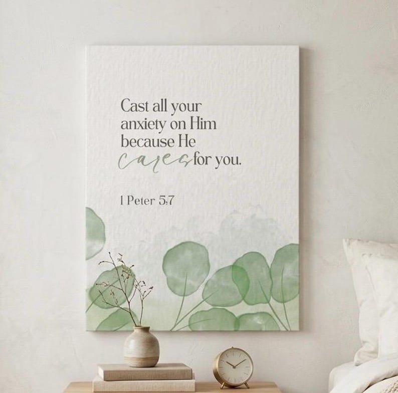 Puede incluir: Impresi&oacute;n en lienzo con el texto "Echando toda vuestra ansiedad sobre &eacute;l, porque &eacute;l se preocupa por vosotros. 1 Pedro 5:7." Presenta un dise&ntilde;o de acuarela de hojas verdes y un peque&ntilde;o jarr&oacute;n con una planta.