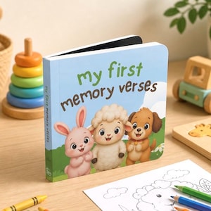 以下が含まれることがあります： 「My First Memory Verses」というタイトルの子供向けの本。水色の表紙には、漫画のウサギ、子羊、子犬が描かれています。本は開かれており、黒いページが見えています。他の玩具や塗り絵用品が背景にあります。