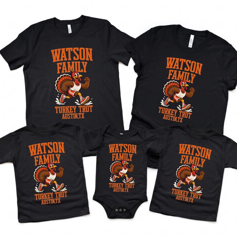 K&ouml;nnte beinhalten: Eine Kollektion aus f&uuml;nf schwarzen Kleidungsst&uuml;cken, bestehend aus vier kurz&auml;rmeligen T-Shirts und einem Baby-Body. Jedes zeigt eine orangefarbene Grafik eines laufenden Truthahns in Turnschuhen mit dem Text WATSON FAMILY TURKEY TROT AUSTIN, TX.