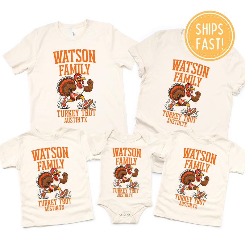 K&ouml;nnte beinhalten: Eine Kollektion aus cremefarbenen T-Shirts und einem Baby-Body mit einer orangefarbenen Grafik eines laufenden Truthahns. Der Text lautet WATSON FAMILY TURKEY TROT AUSTIN.TX. Das Design zeigt einen Truthahn mit Turnschuhen.