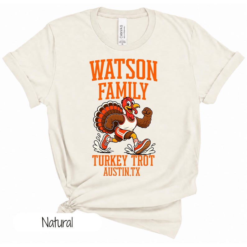K&ouml;nnte beinhalten: Ein naturfarbenes T-Shirt mit einer orangefarbenen Grafik eines Truthahns, der ein wei&szlig;es Unterhemd und Laufschuhe tr&auml;gt. Der Text WATSON FAMILY TURKEY TROT AUSTIN, TX steht in orangefarbenen Buchstaben &uuml;ber und unter dem Motiv.