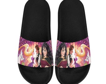 Sandálias de borracha rosa e roxas com estampa da vilã Mãe Gothel, perfeitas para crianças, mulheres e homens. Ideais para o verão, para usar em casa ou na praia.