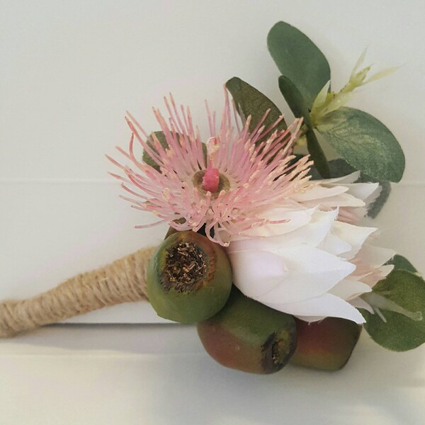 Knopfloch, Boutonniere für Bräutigam, Trauzeugen. Hochzeit. Errötende Braut Protea Blume, blühender Eukalyptus, Gummiblüte, Gumnut, Laub