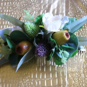 Silk flower hair comb. Roses, thistle flower, gumnuts, eucalyptus, wildflowers. Hair flowers for wedding, bridal, photoshoot, party, races imagem 4