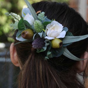 Silk flower hair comb. Roses, thistle flower, gumnuts, eucalyptus, wildflowers. Hair flowers for wedding, bridal, photoshoot, party, races imagem 3