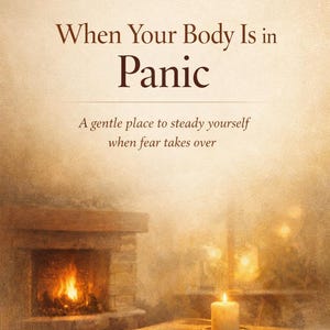 Könnte beinhalten: Illustriertes Buchcover mit dem Titel "When Your Body Is in Panic" und dem Slogan "A gentle place to steady yourself when fear takes over." Das Bild zeigt einen Kamin, eine brennende Kerze und ein Buch auf einem Holztisch.