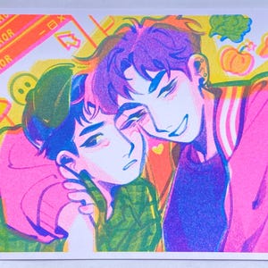 以下が含まれることがあります： ネオンカラーで描かれた、抱き合う2人のイラスト。一人は緑色のジャケットと帽子を、もう一人はピンク色のジャケットを着ています。アートワークには「ERROR」の文字と漫画の野菜が含まれています。