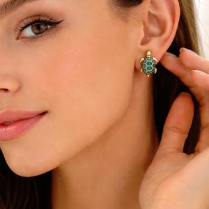 Puede incluir: Un letrero de madera rústico con el texto "Welcome to our home" en letras blancas. El letrero presenta un acabado envejecido y un diseño simple y acogedor, perfecto para la decoración de la puerta principal.