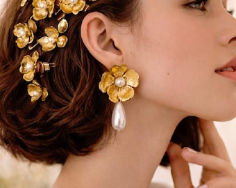 Conjunto de horquillas doradas con diseño floral y detalles de perlas, accesorios vintage botánicos para el cabello de novia.