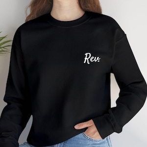 Moletom com logo Rev Script | Presente de reconhecimento para o clero, vestuário moderno para padres e pastores