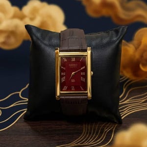 Puede incluir: Un juego de tres tazas de cerámica con un acabado mate moteado. Las tazas son de color crema, gris claro y gris oscuro. Cada taza tiene un diseño simple y moderno y un asa redondeada.