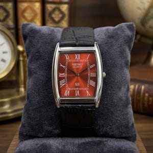Vintage Seiko Quartz Tank-klocka med silverfärgad boett, rödaktig smal rektangulär