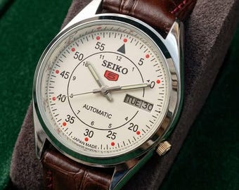 Vintage Seiko 5 Automatik Herrenuhr weißes Zifferblatt 1980 Restauriert
