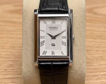 Reloj Seiko Tank vintage, rectangular delgado, de cuarzo, esfera blanca, correa de cuero negra, restaurado.