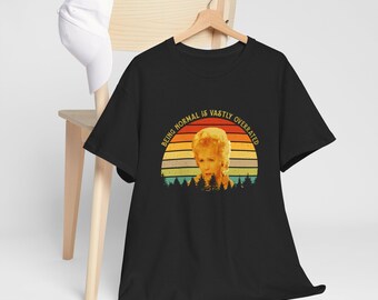 Camiseta vintage unisex con frase "Ser normal está muy sobrevalorado" de Aggie Cromwell.
