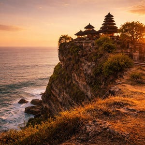 Pode incluir: Um templo balinês com telhados em camadas situa-se no topo de um penhasco rochoso e íngreme com vista para o oceano ao pôr do sol. A luz dourada ilumina o terreno acidentado, as estruturas de pedra escura e as ondas quebrando abaixo.