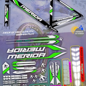Op de afbeelding: Een set Merida frame stickers in zwart, wit en groen. De set bevat stickers voor het frame, de vork en andere onderdelen van een fiets. De stickers zijn waterdicht, zonbestendig en gemakkelijk aan te brengen. Inclusief reflecterende veiligheidsstickers.
