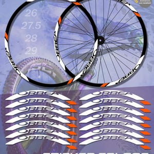 Könnte beinhalten: Ein Satz Orbea Felgenaufkleber in Weiß, Schwarz und Orange. Das Bild zeigt zwei Fahrradräder mit den aufgebrachten Aufklebern sowie eine Auswahl an Aufkleberfarben. Text enthält "Rim Stickers Set" und "Waterproof Sun Resistant."