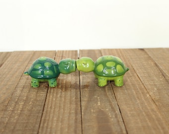 Vintage Ceramic Kissing Turtle Salt Pepper Shakers – Green Collectible Tableware