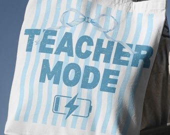 Modo Professor - Bateria Fraca PNG, Último Dia de Aula Listrado PNG, Design de Sublimação "Aula Encerrada", Design de Camiseta de Verão para Professor, Fim das Aulas
