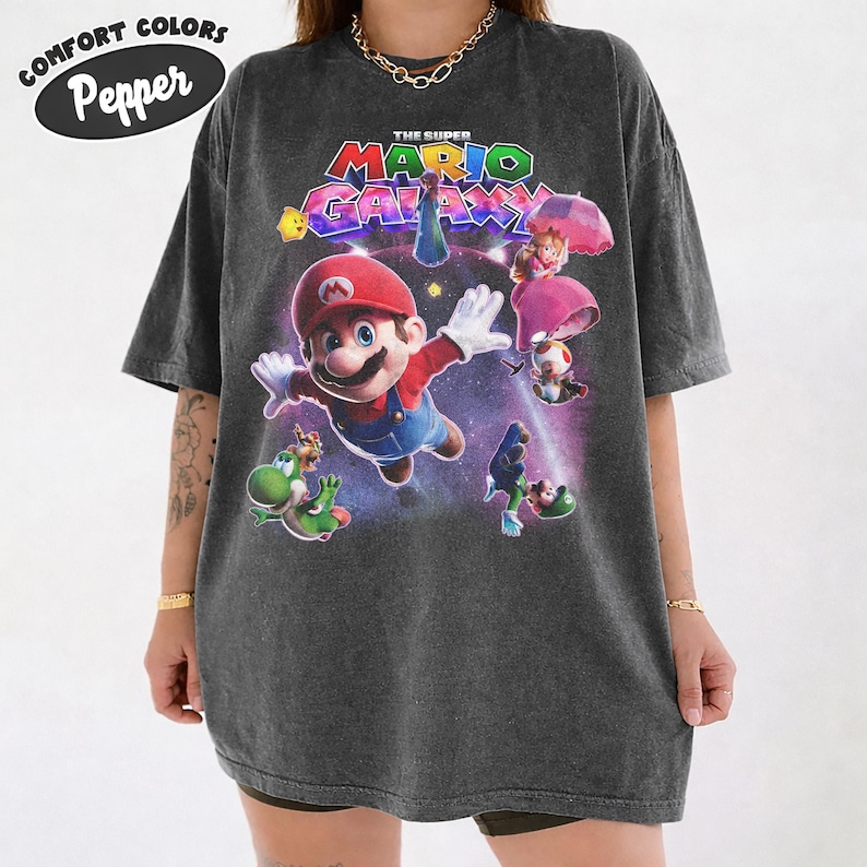 Puede incluir: Una taza de cer&aacute;mica blanca con un asa negra y el texto "But First, Coffee" en negrita negra. La taza se encuentra sobre un fondo neutro, resaltando su dise&ntilde;o sencillo.